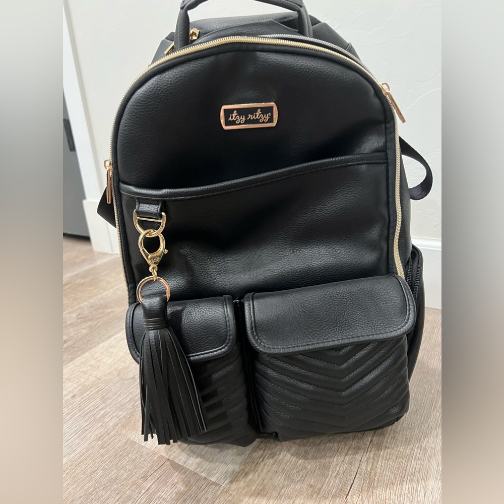 Itzy ritzy boss bag jet setter in black diaper bag